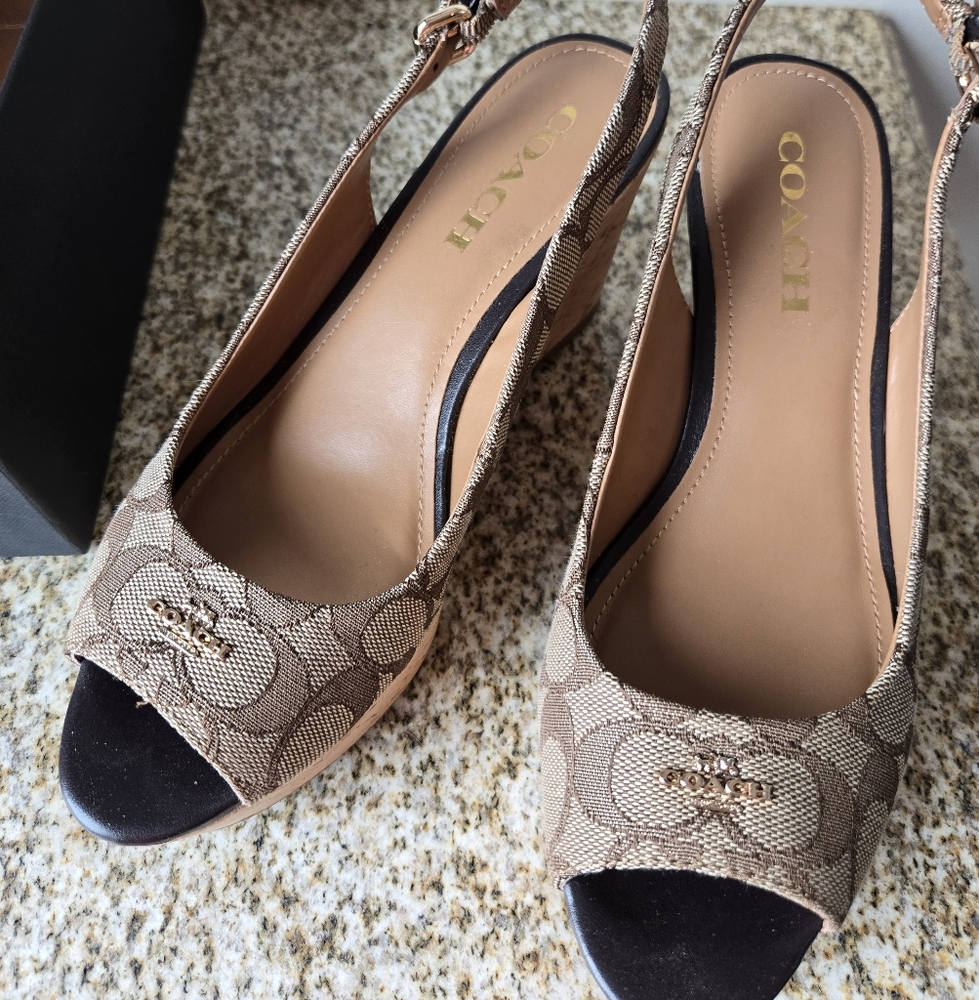Coach Tan Heels Classic Elegance